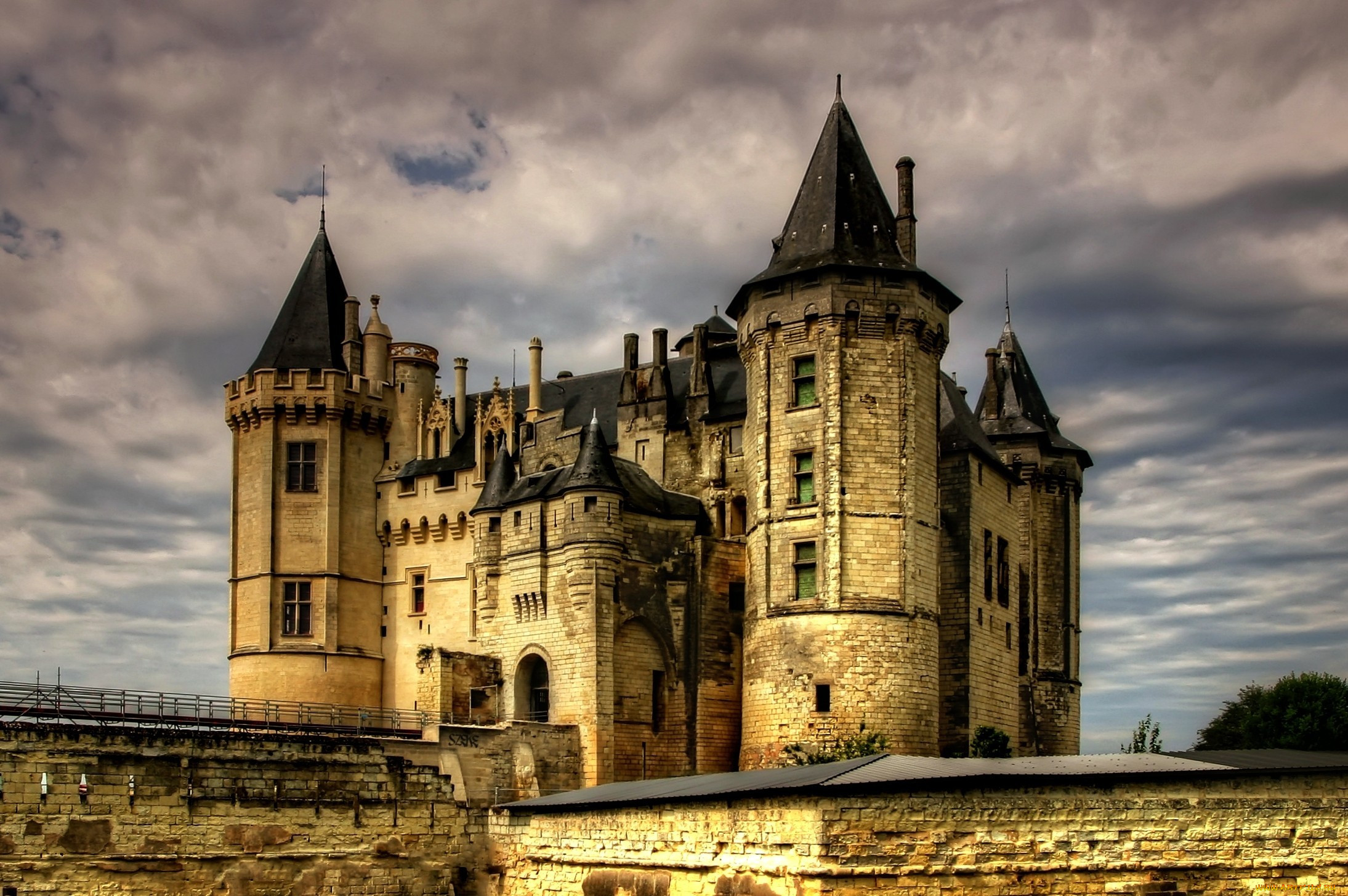 Старинный замок веков был. Замок Сомюр Франция. Замок Сомюр Долина Лауры. Замок Мобюиссон Франция. Замки Луары Франция Saumur.